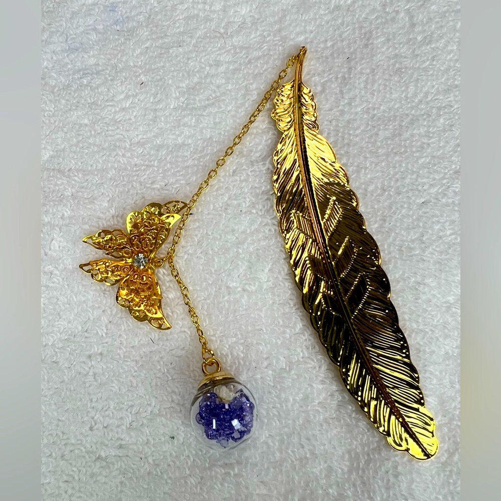 Bookmark, gold leaf with butterfly charm - Picture 2 of 5